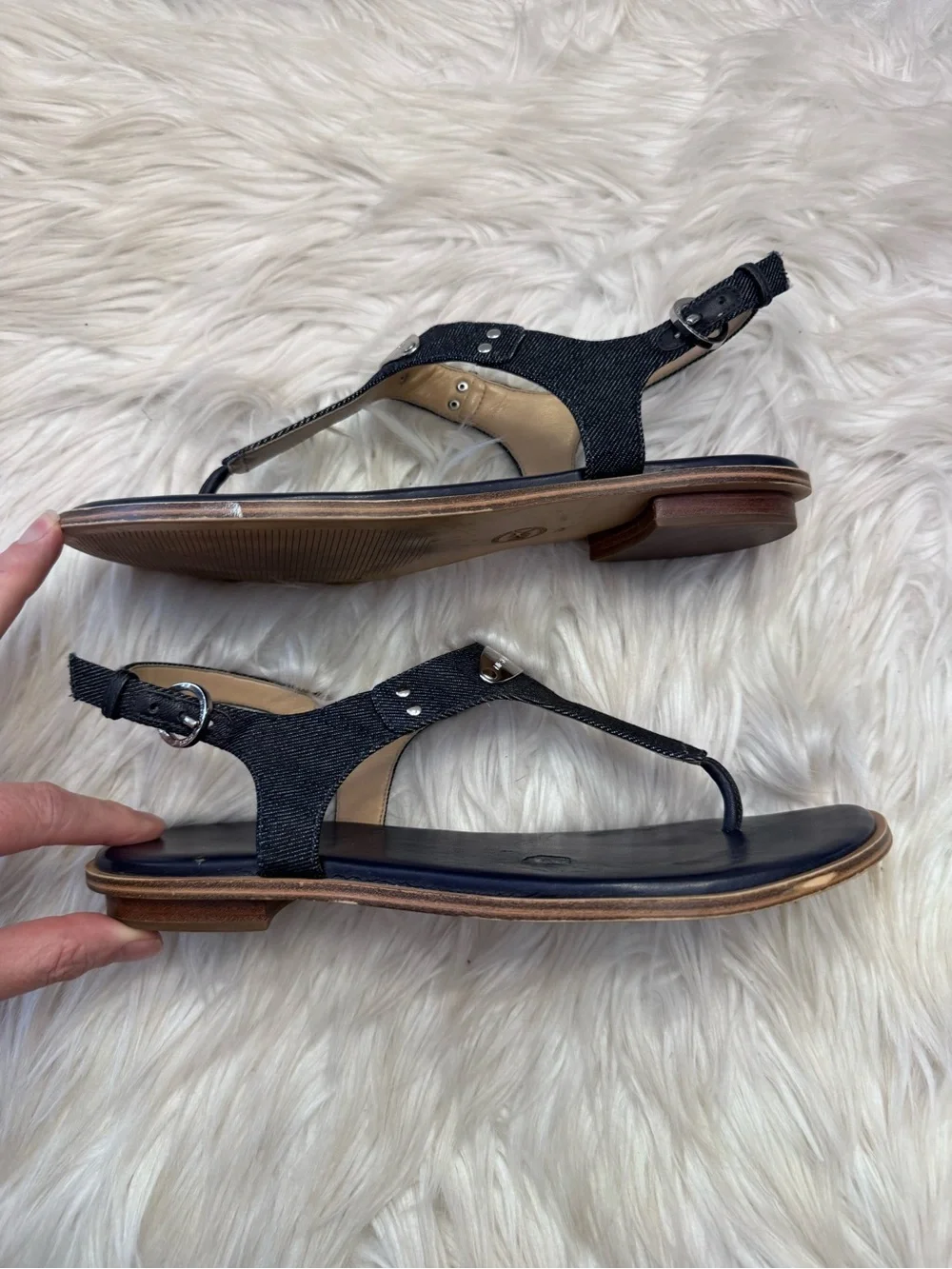 Michael Kors Plate T Strap Thong Sandals Blue Denim Flats Size 9M Logo Comfort